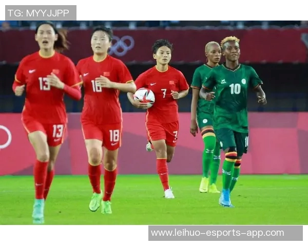 灰色发型足球明星的时尚风采与场上表现完美结合