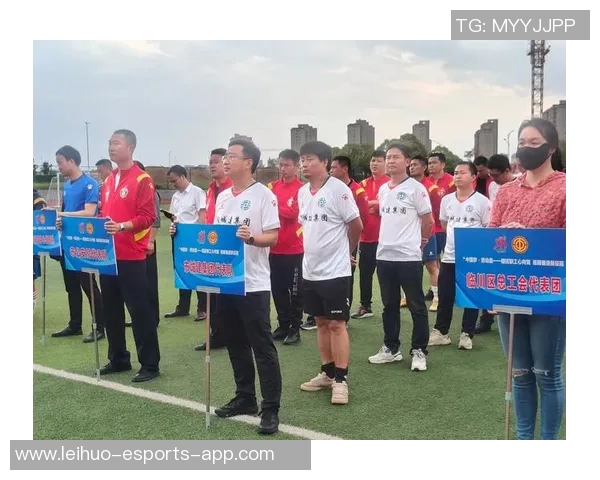 足球场上的真挚情谊：球星抱对手瞬间展现运动精神与人性光辉