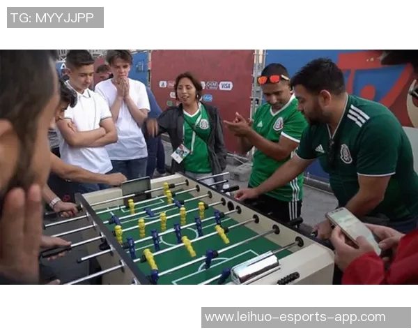足球巨星激情对决桌上足球 展现顶级技术与默契配合