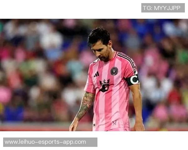 足球巨星展现高难度技巧瞬间绝美定格挑战极限动作的精彩时刻 足球巨星展现高难度技巧瞬间绝美定格挑战极限动作的精彩时刻